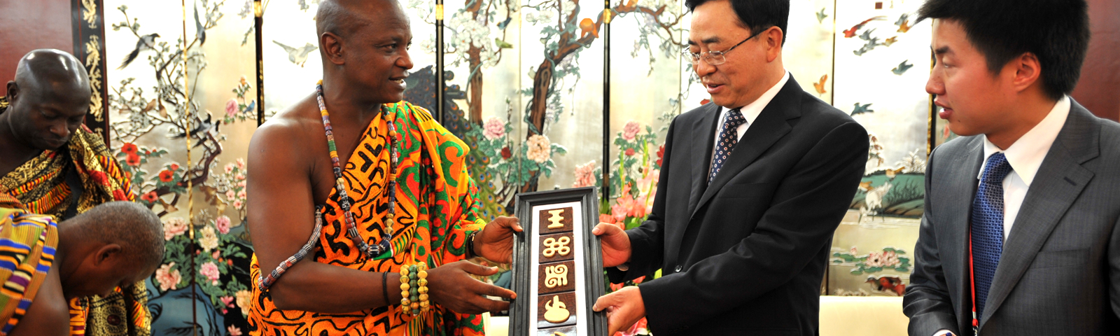 Togbe Afede XIV Exchange Gifts with Chinese